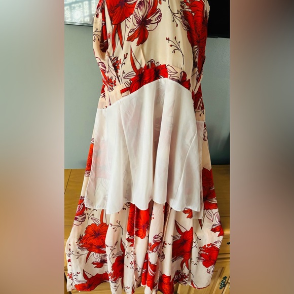Beautiful floral pattern wraparound midi dress - Picture 8 of 9